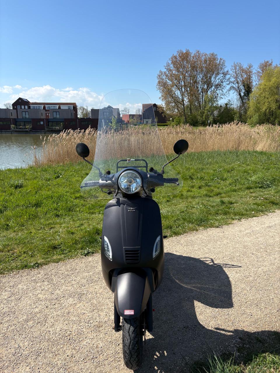 Nette scooter op geel kenteken