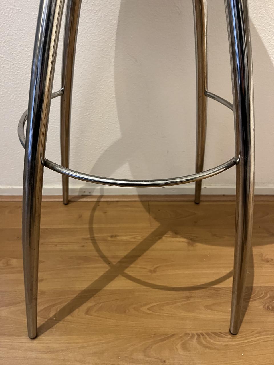 Twee retro barkrukken