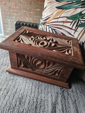 Prachtig antiek houten kistje met mooi houtsnijwerk....