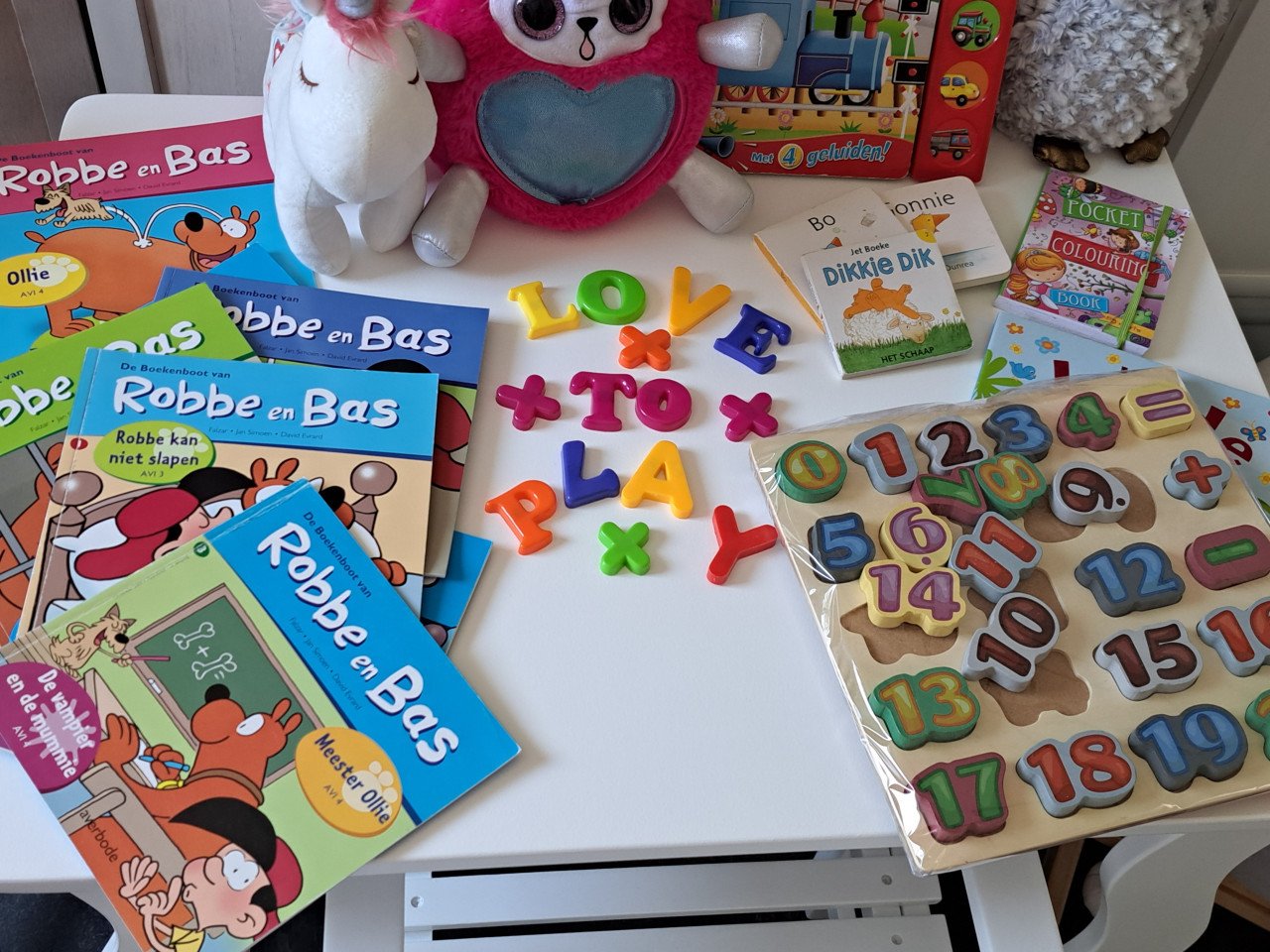 Mooie en veilige kindertafel en stoel