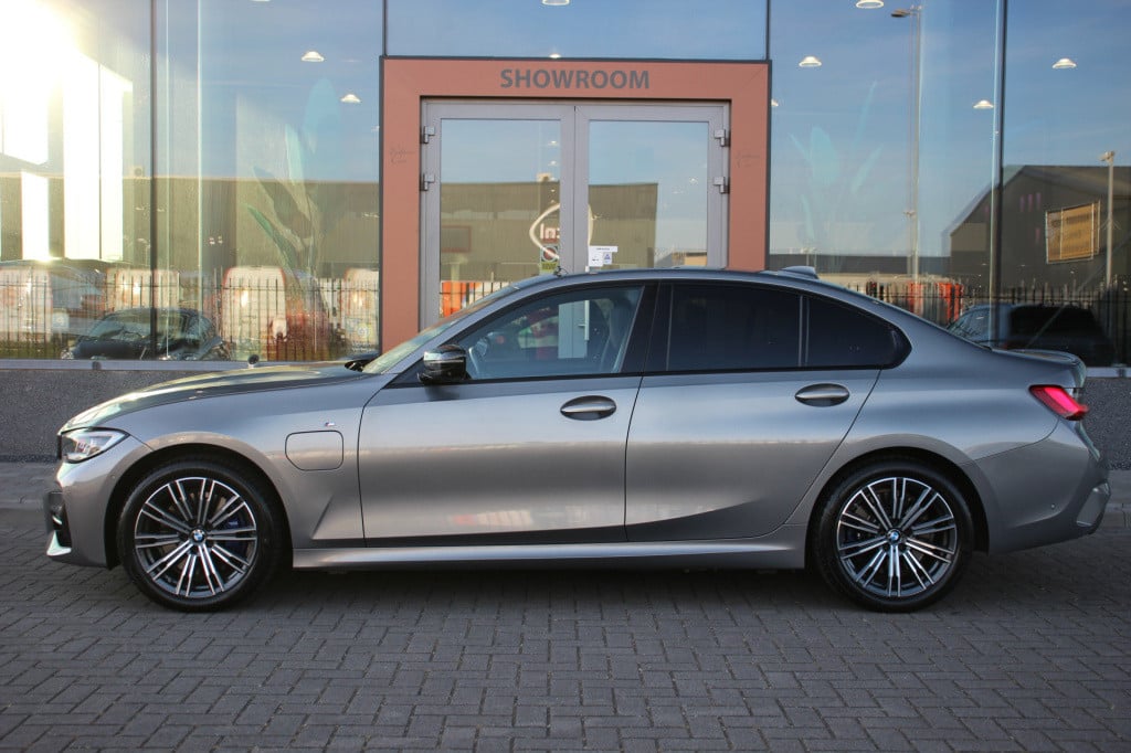 BMW 3-serie 330e high executive m-sport | schuifdak | laser | h&k | el. sto