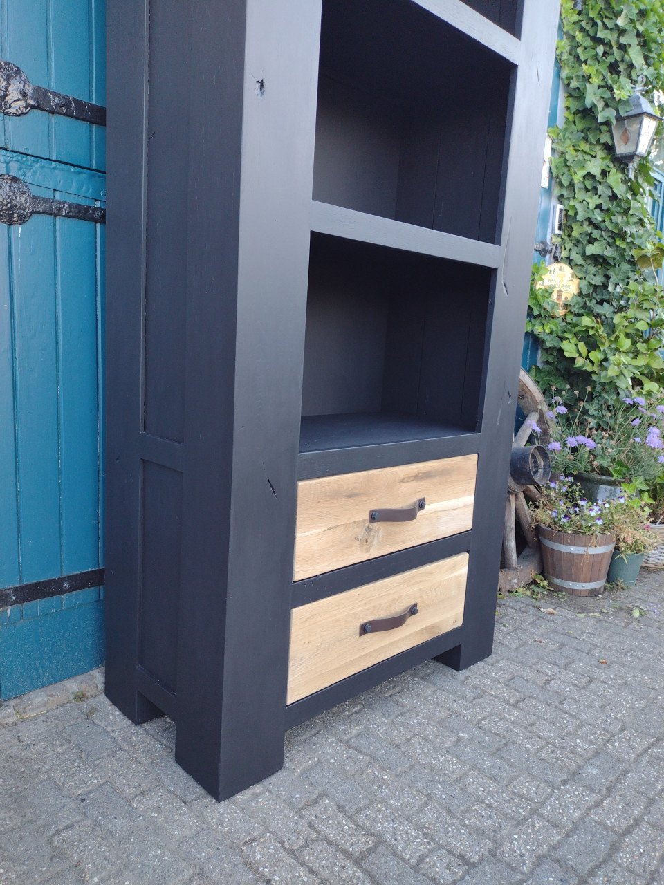 Boekenkast gezandstraald eiken mat zwart