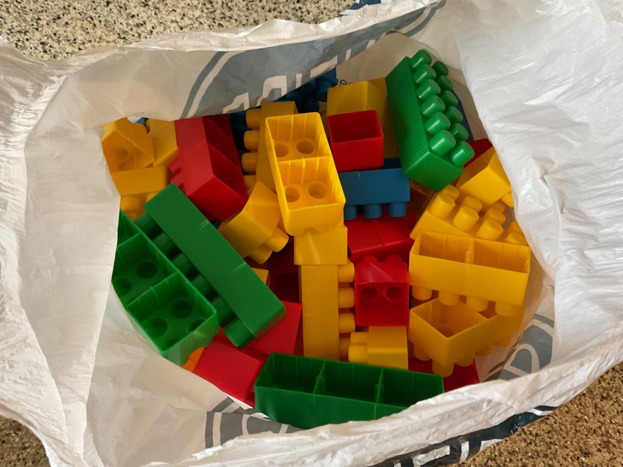 2 goed gevulde tassen met Mega blocs en Unico.
