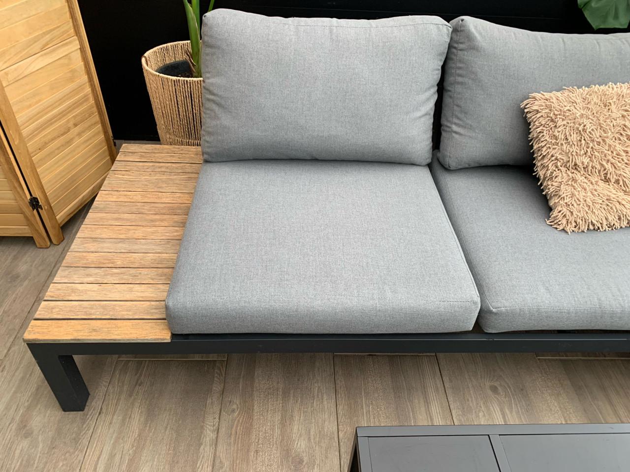 .loungeset alminium met naturel hout, kussens en tafel.