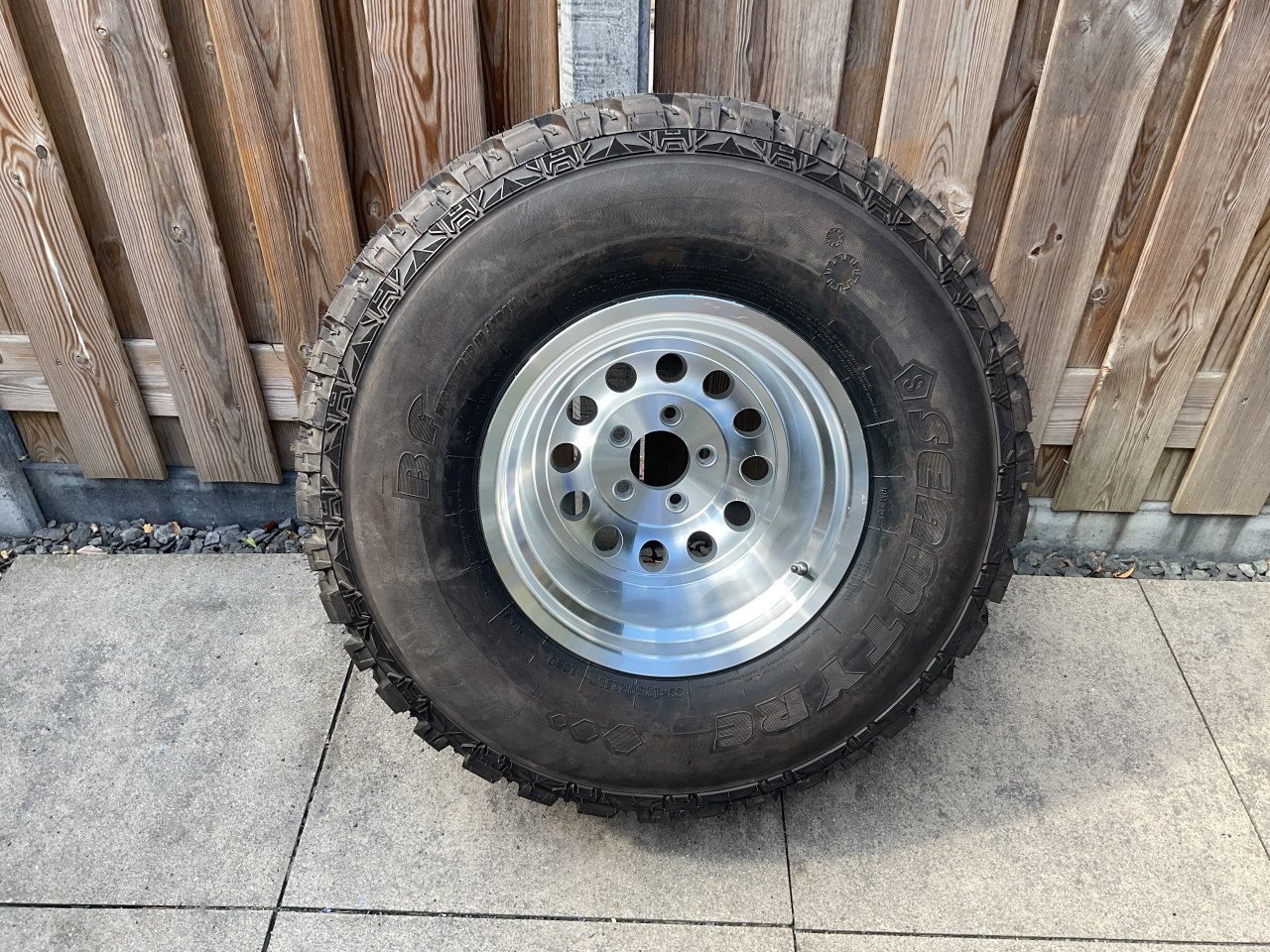 Aluminium velg met nieuwe band voor Jeep Wrangler TJ