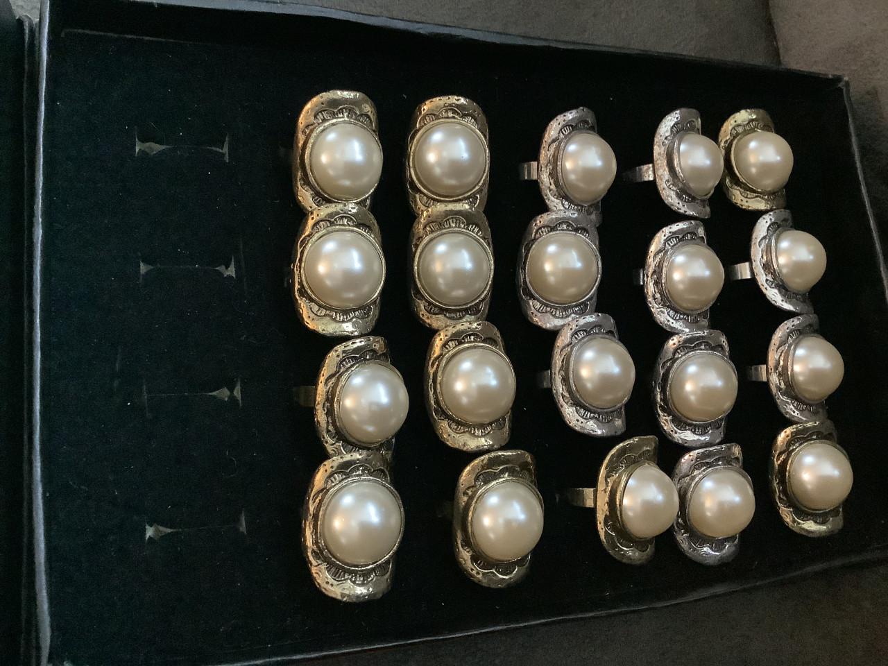 Partij verstelbare ringen.   Actie, Actie, Actie. ( partij 45)