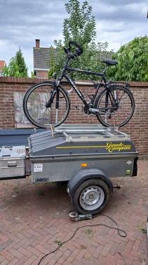 Lichtgewicht aanhanger te huur – waterdicht & met fietsendrager!