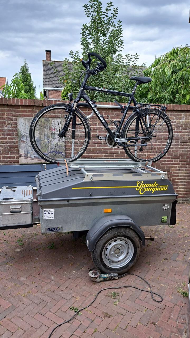 Lichtgewicht aanhanger te huur – waterdicht & met fietsendrager!
