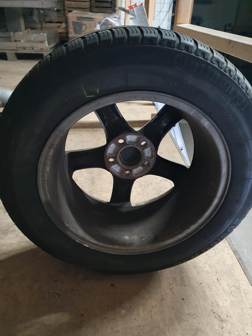 Set winterbanden op Volvo velgen