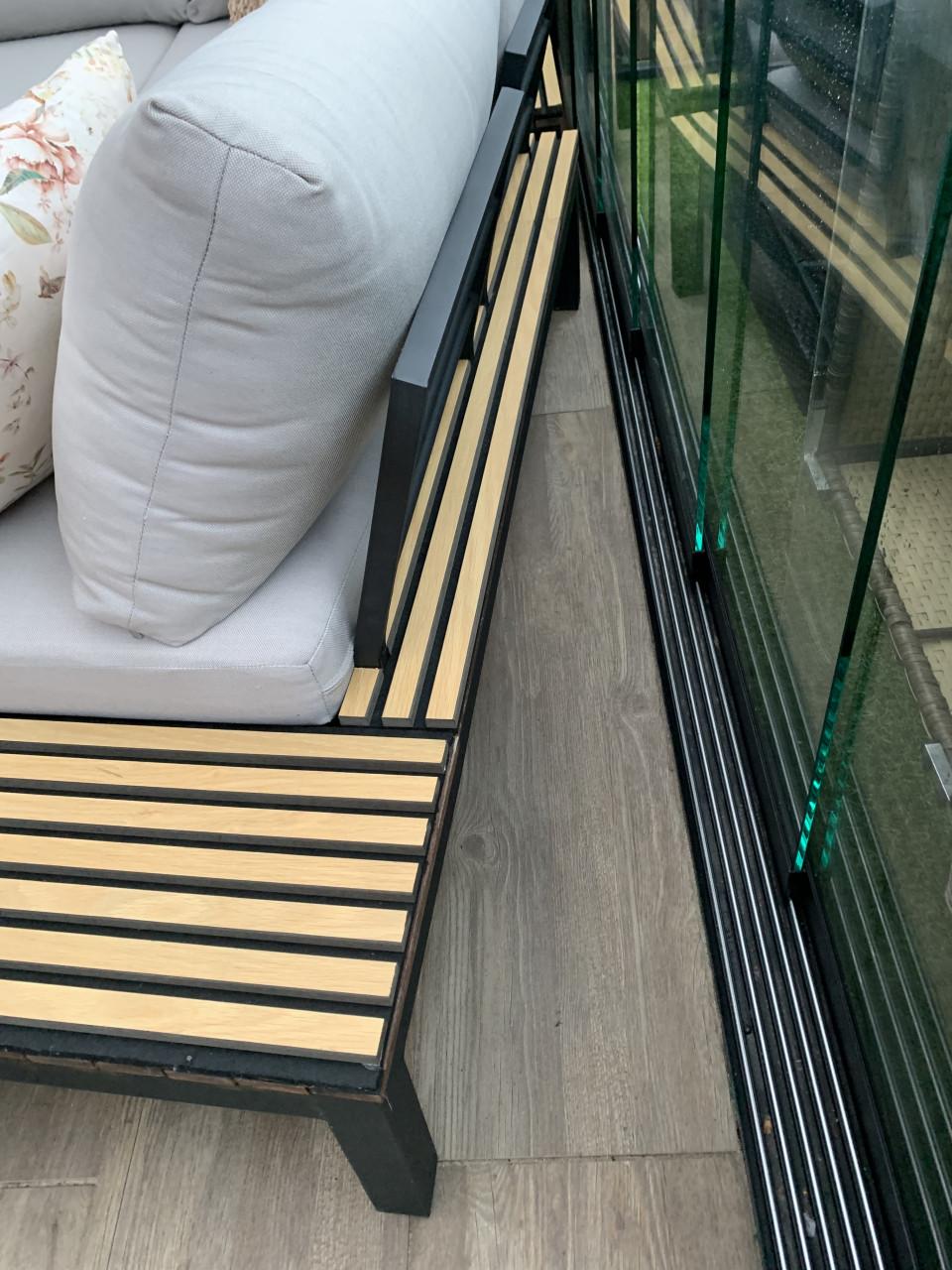 Loungset hout en Alminium, tafel, en kussens.