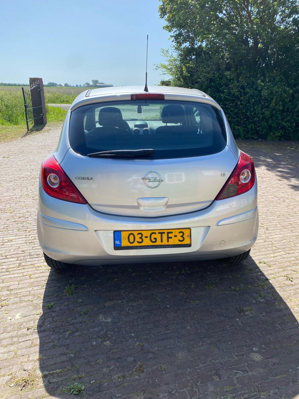 Opel corsa 1.2 3d netjes nap rijd goed