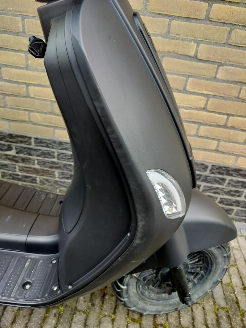 Matzwarte scooter AGM VX50