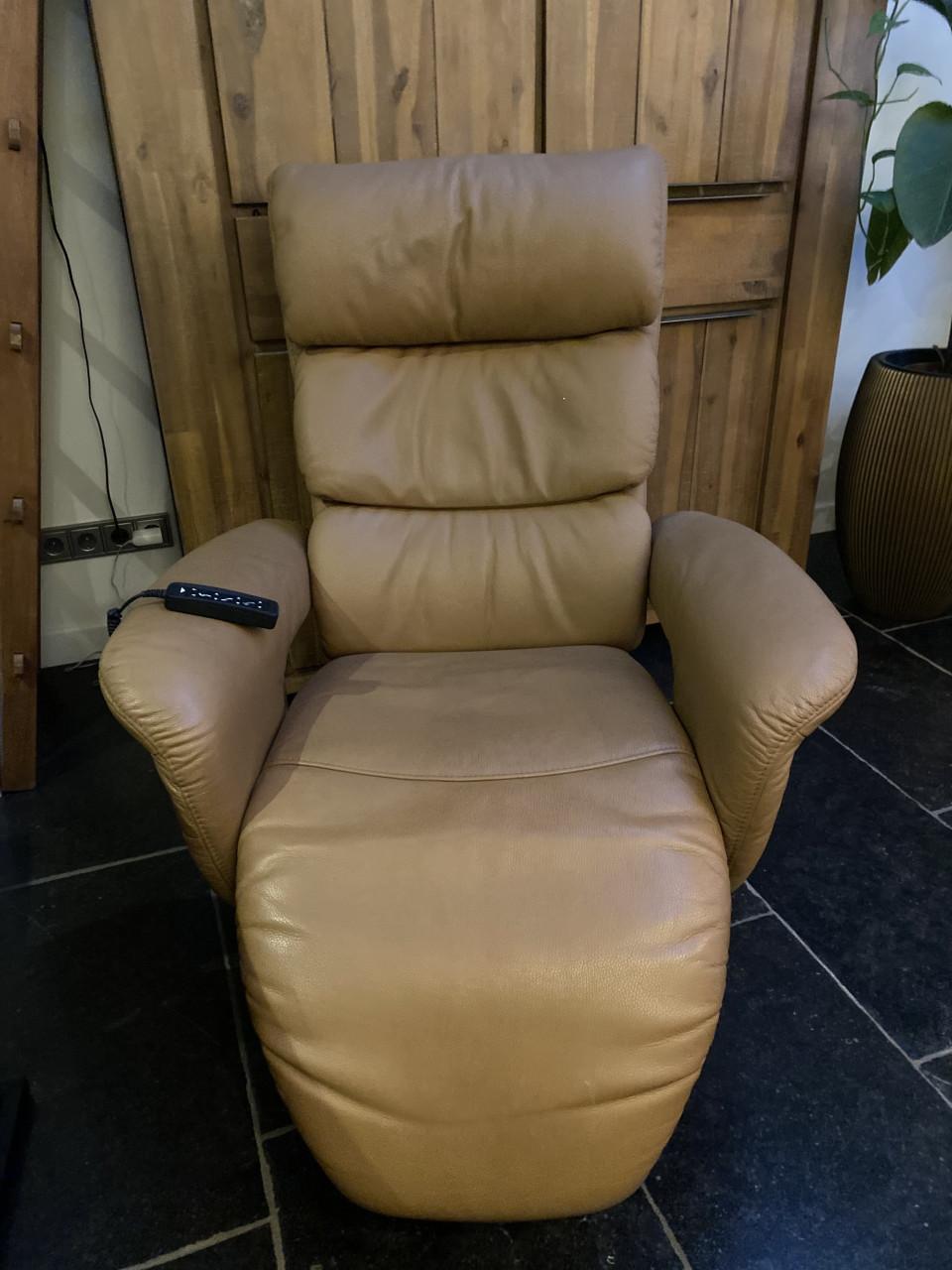 Mooie Meubelzorg sta op en relax fauteuil, met accu, 3 jaar oud