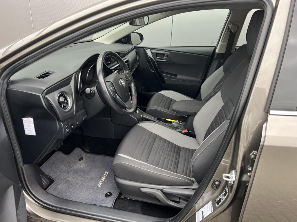 Toyota Auris 1.8 hybrid energy.