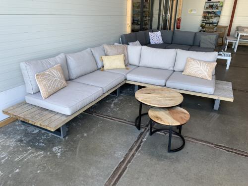 Loungset echt hout met Alminium met kussens en tafels.