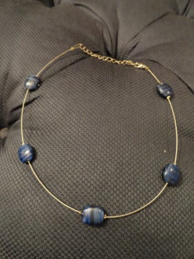 Ketting met blauwe onyxstenen van een ontwerpster (2 keer gedragen heeft €