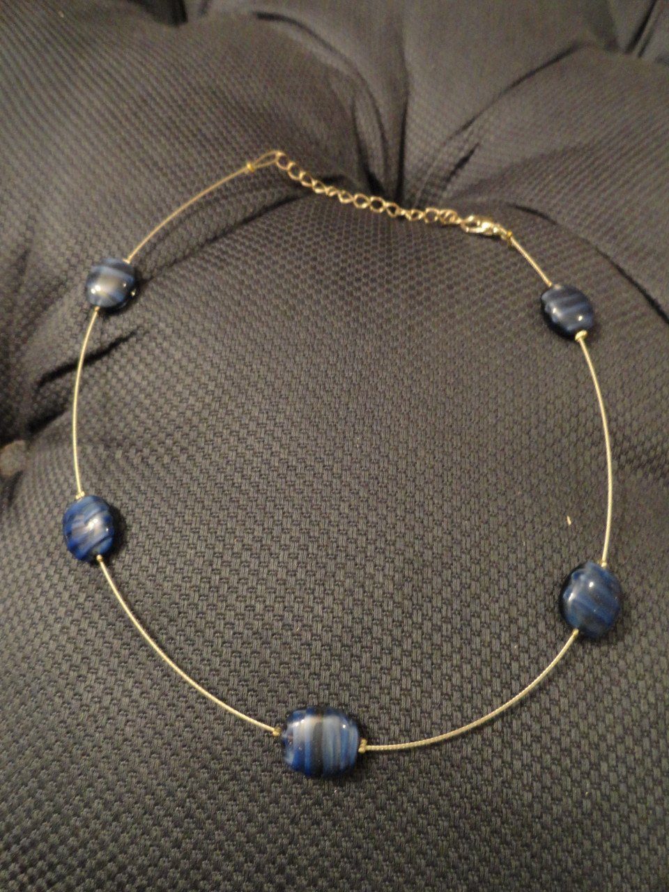 Ketting met blauwe onyxstenen van een ontwerpster (2 keer gedragen heeft €