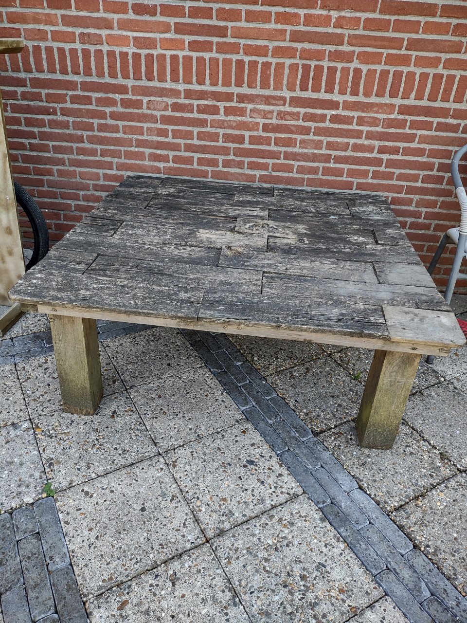 Mooie grote houten tuintafel, vierkante tafel buiten 114x114