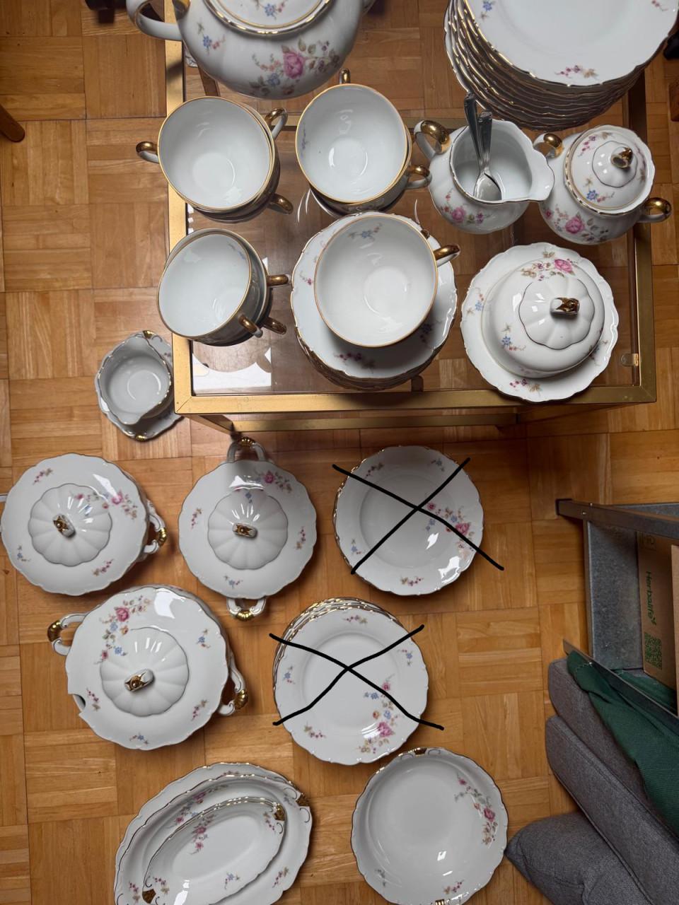 Compleet thee-, ontbijt- en dinerservies met bloemboeketjes