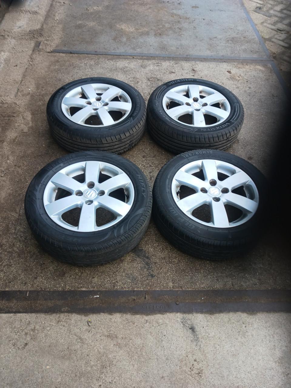 Suzuki swift velgen met banden