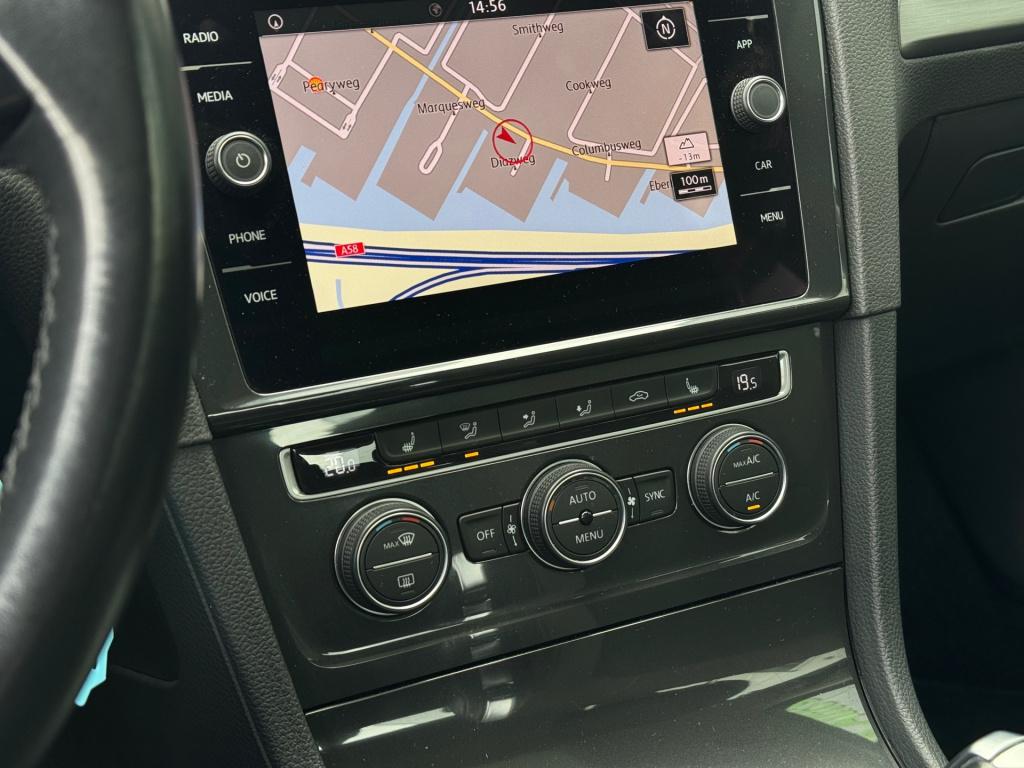 Volkswagen Golf 1.0 tsi * panoramadak * camera * navigatie * massage stoel