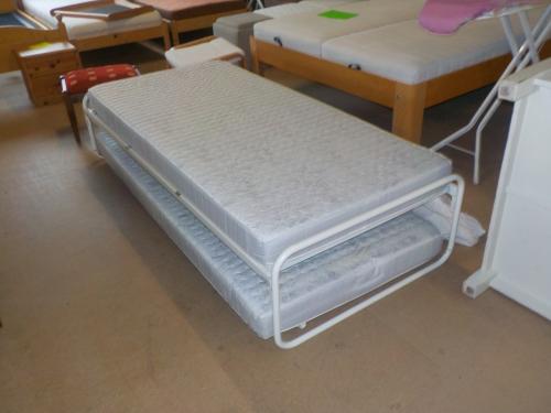 Ledikant + onderschuifledikant 90 x 200 cm + 2 matrassen in goede staat