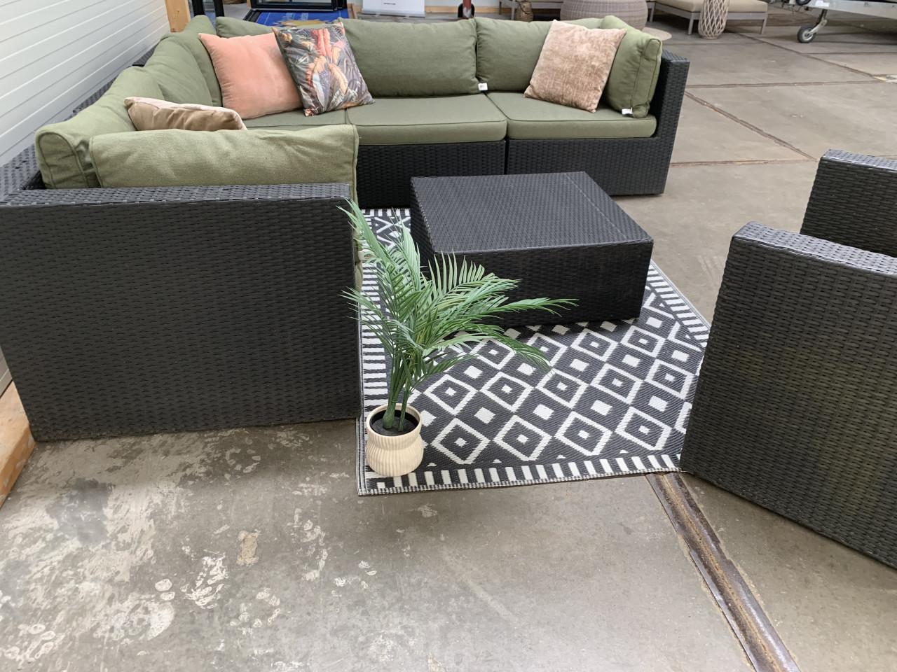 Zwart Wicker loungeset met losse stoel.