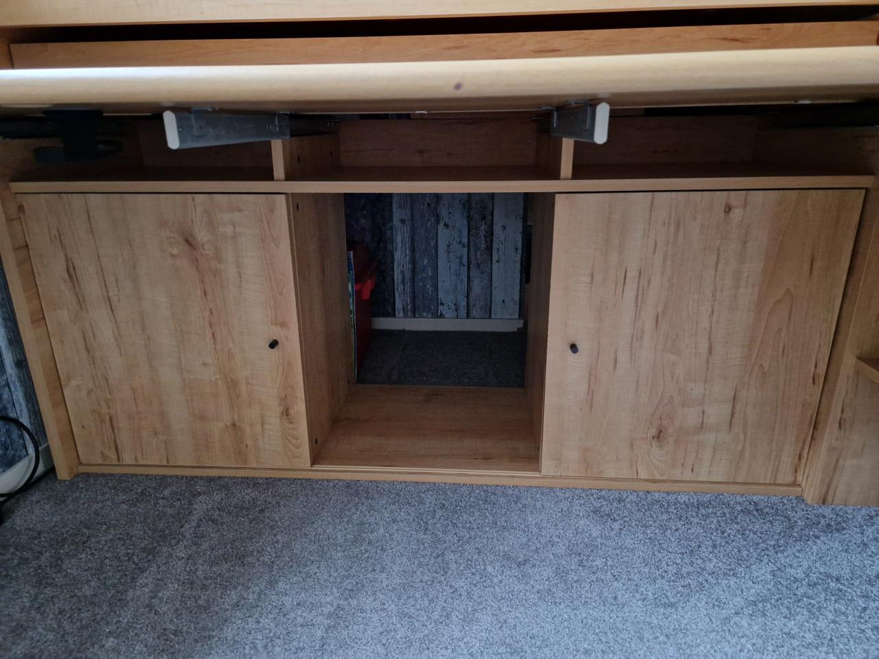 Eenpersoonsbed met buro eraanvast