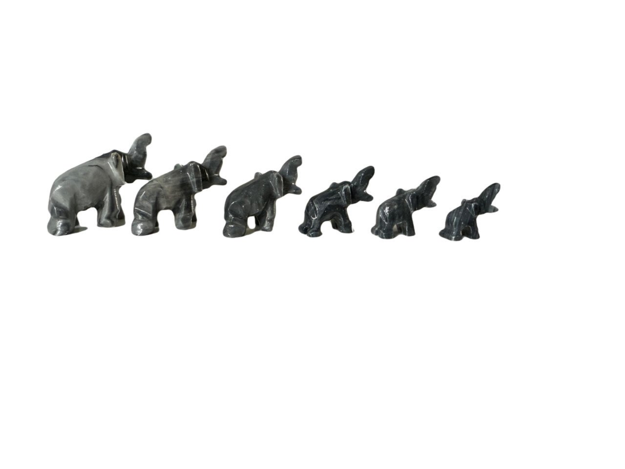 Set van 7 onyx olifantjes.