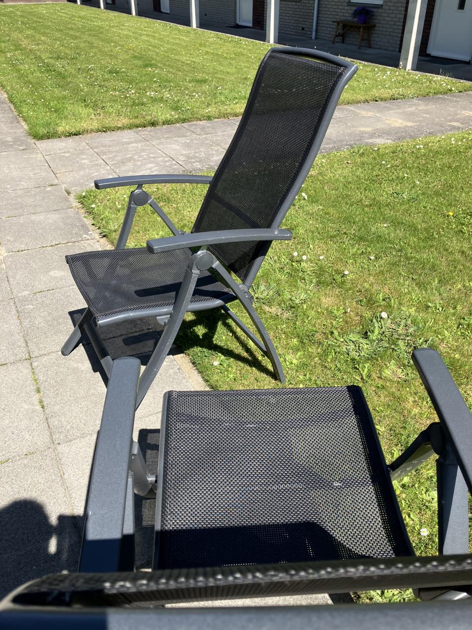 Te koop i.z.g.staat 3 inklapbare en verstelbare metalen stoelen