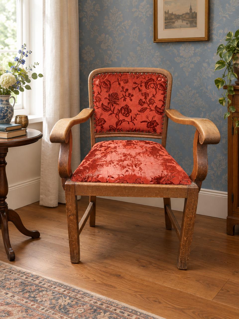 Twee vintage massief eikenhouten armstoelen