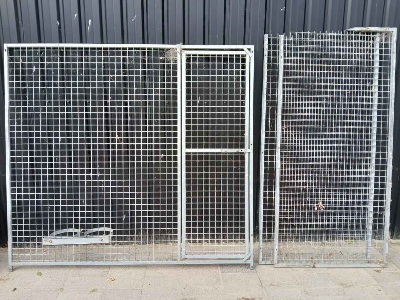 Hondenkennel voorpaneel met deur.