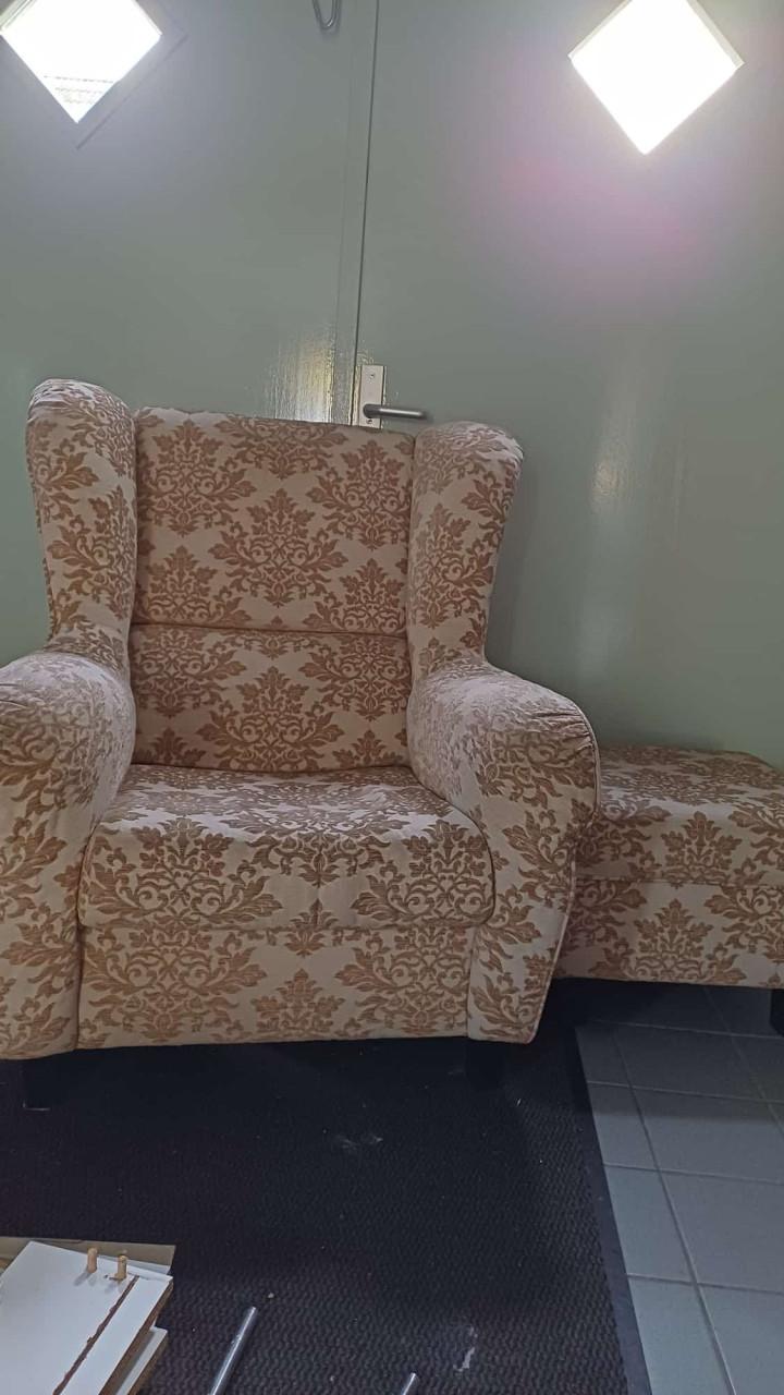 Gratis! Stoel en poef