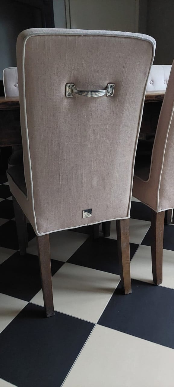 Eetkamertafel met 6 stoelen