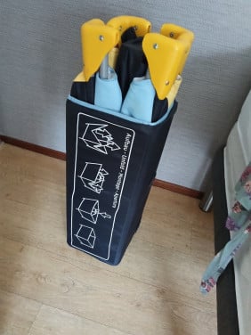 Campingbedje met matras + dekbedje.
