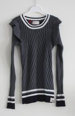 Grijs truitje met witte borden maat 152