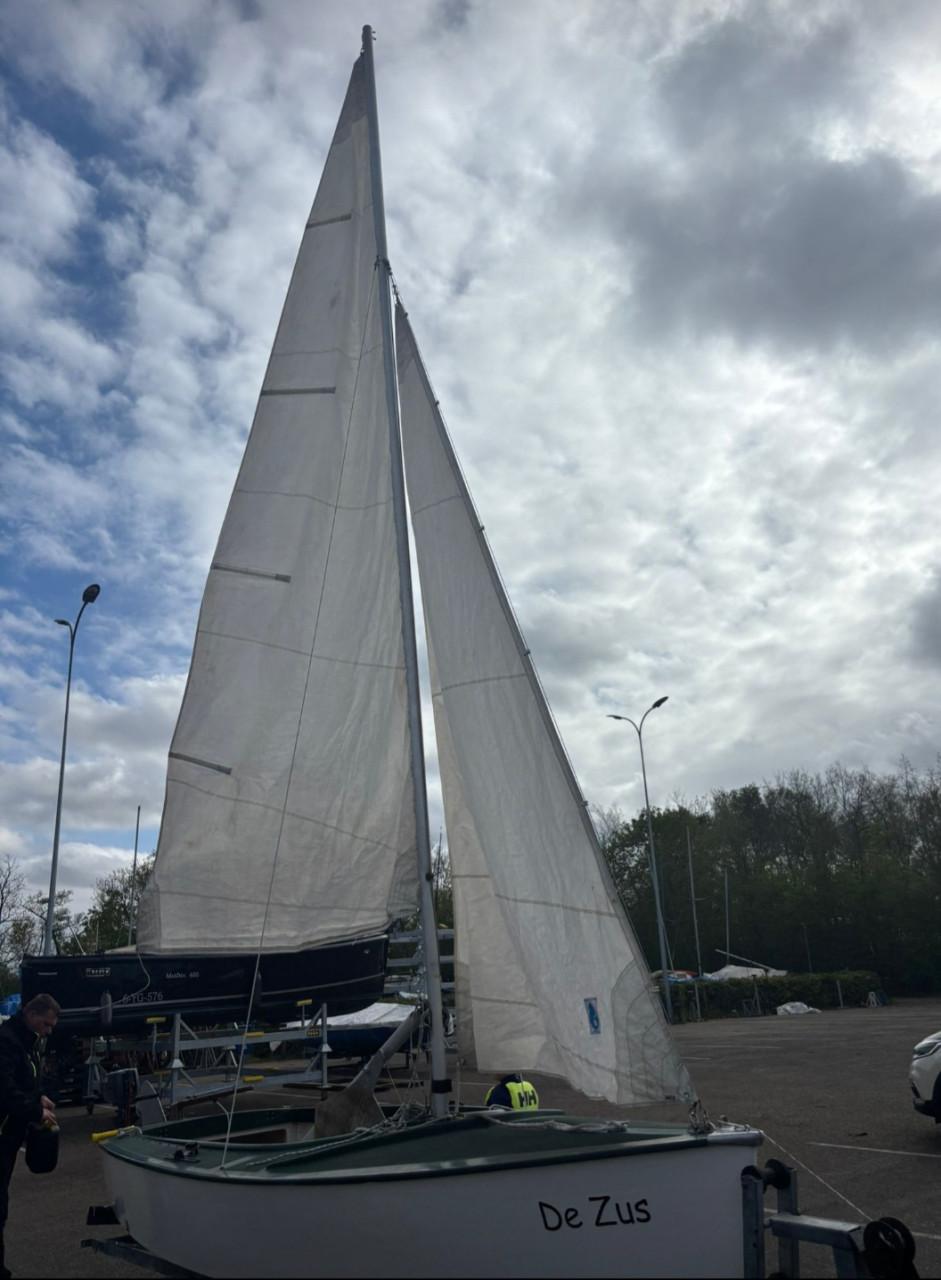 Mooie zeilboot volksboot 480