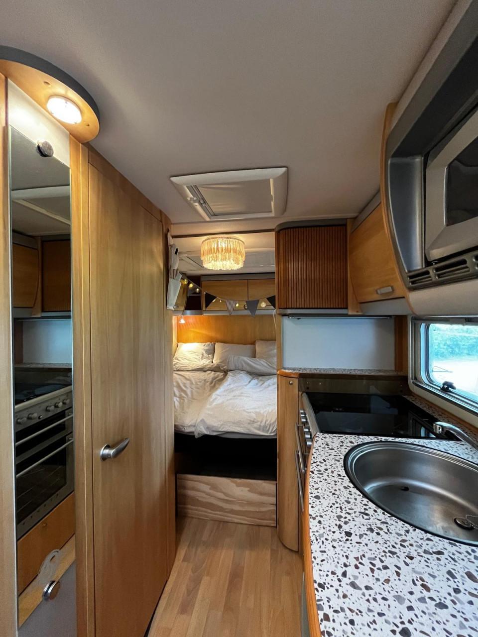 Zeer complete Sterling Eccles Jade caravan uit 2007 met mover en voortent