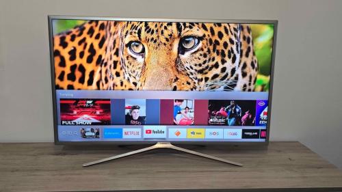 Samsung Full HD 40 inch 102cm Smart TV MET WIFI