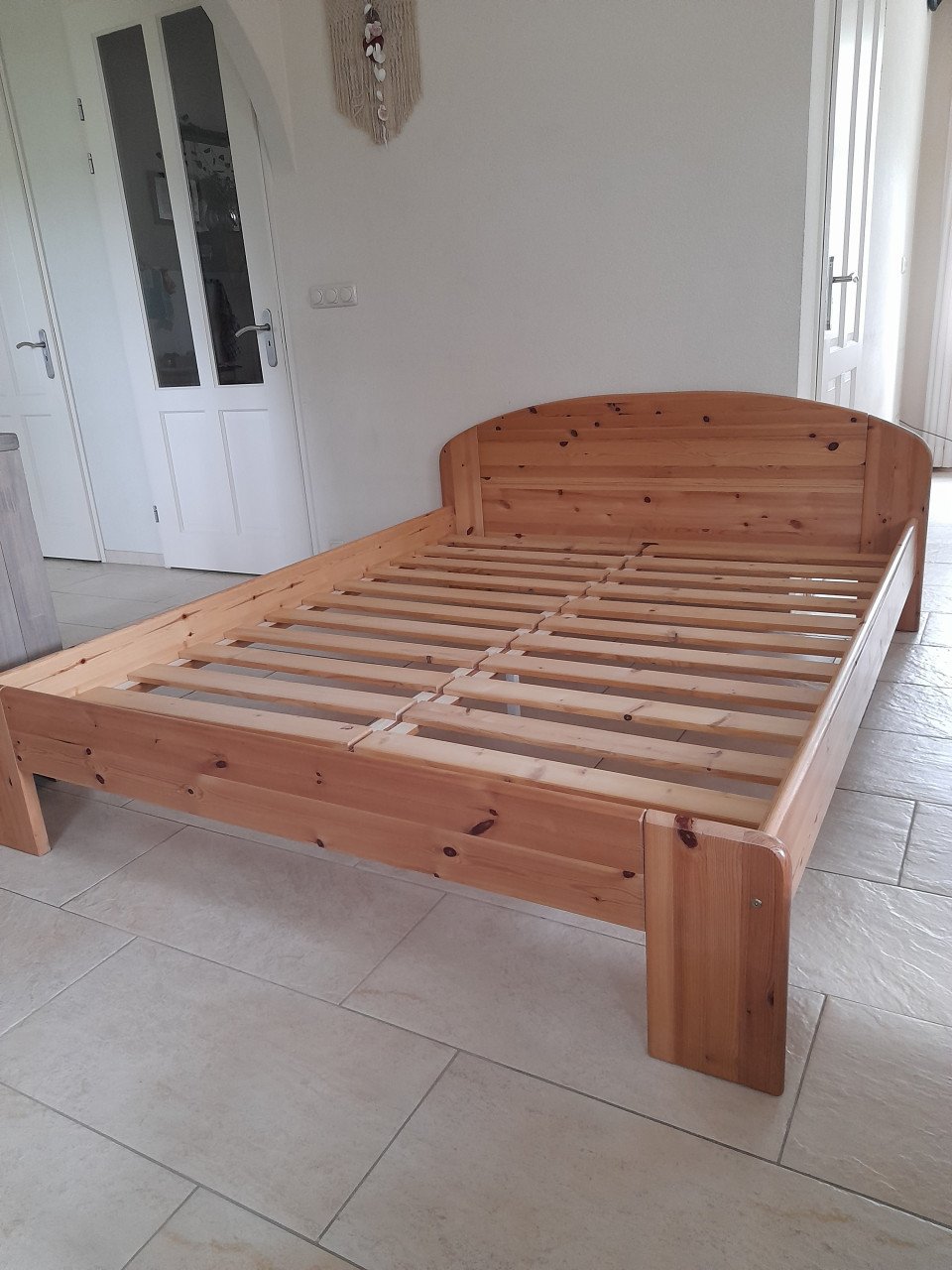 Massief houten 2 persoons bed 140 x 200 ( in goede nette staat )