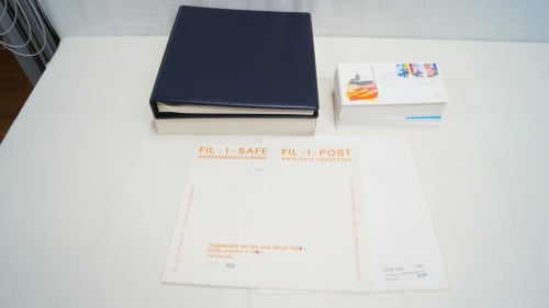 Postzegelalbum, eerstedagenveloppen en speciale catalogus 2005.