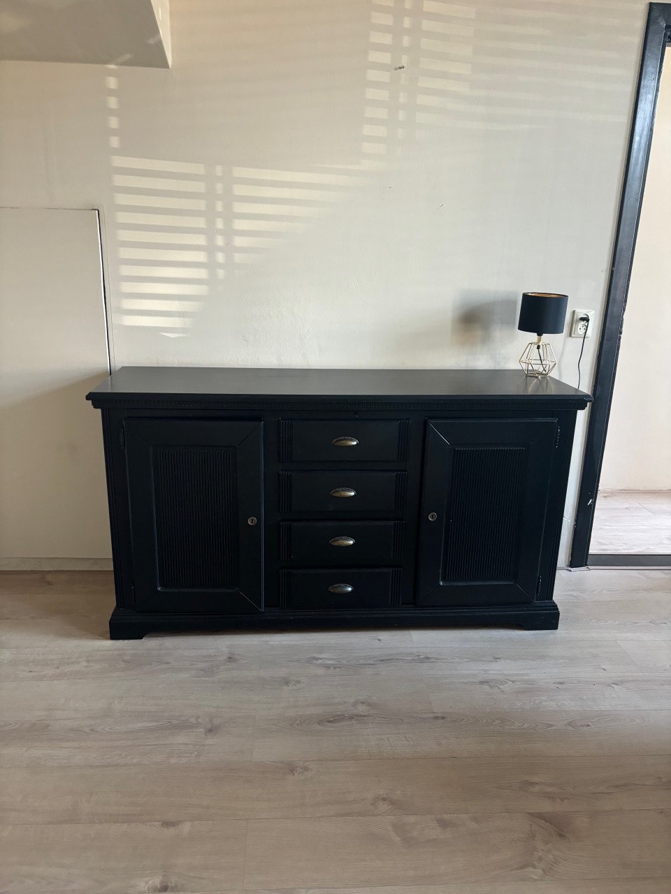 Zwarte antieke dressoir / kast