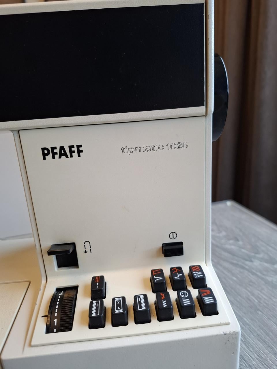 Pfaff tiptronic 1025 Naaimachine met accessoires.