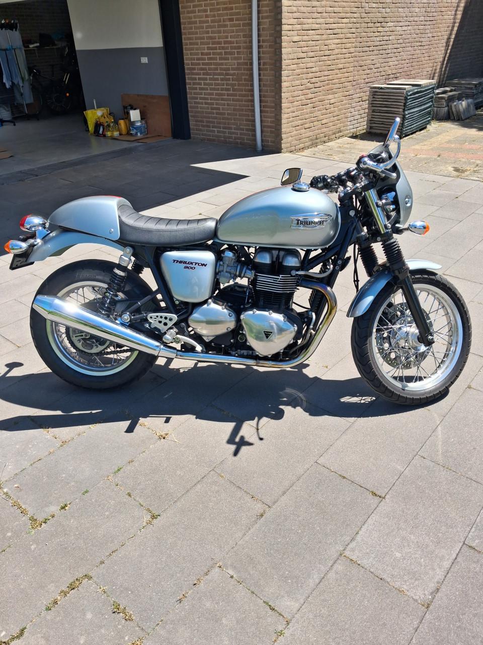 Truimph Thruxton 900