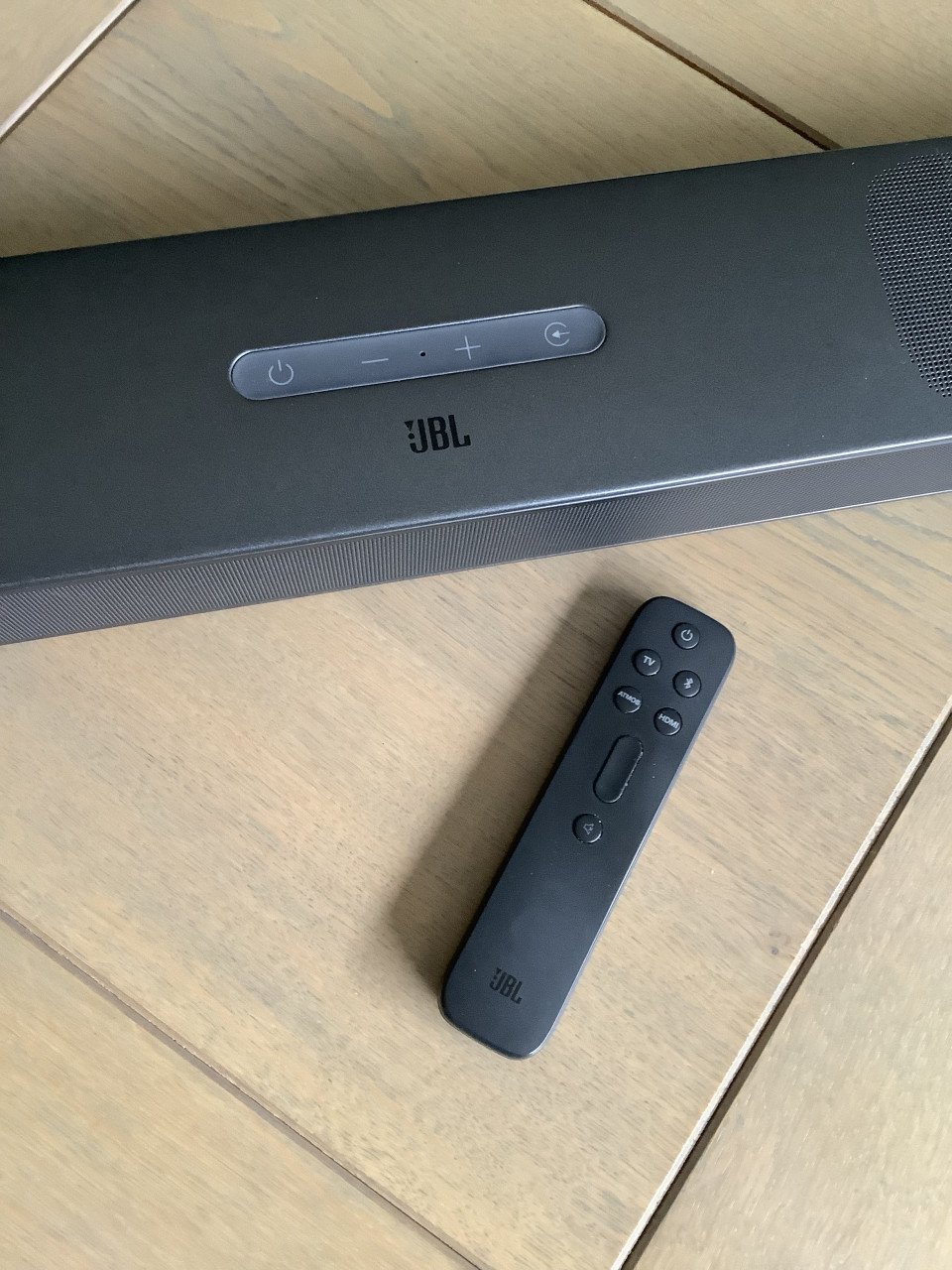 2.0 Soundbar van JBL compleet met afstandsbediening.