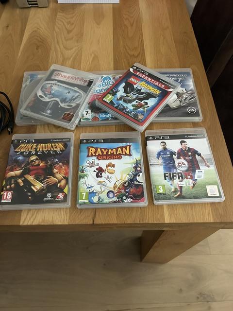 PlayStation 3 slim met twee controllers en diverse spellen