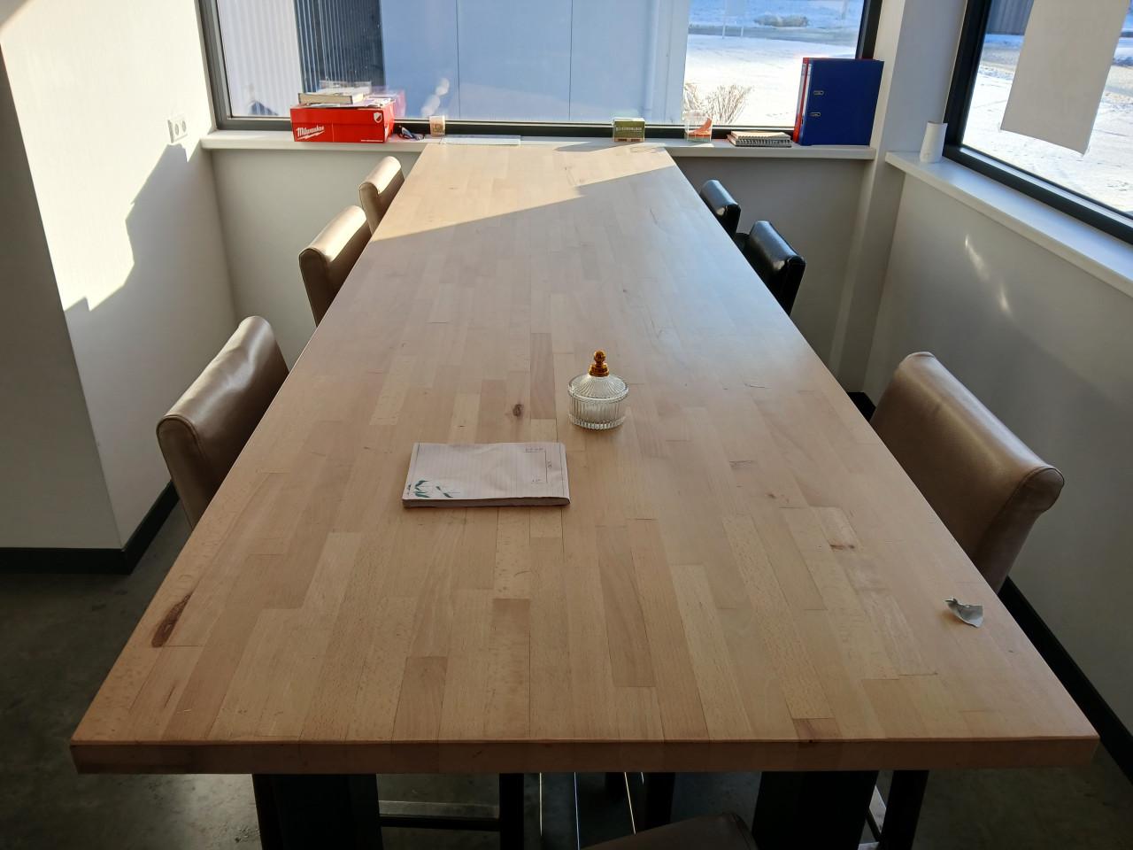 Bartafel met krukken (301m x 91cm x 112cm)