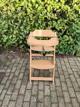 Verstelbare houten kinderstoel met gordels
