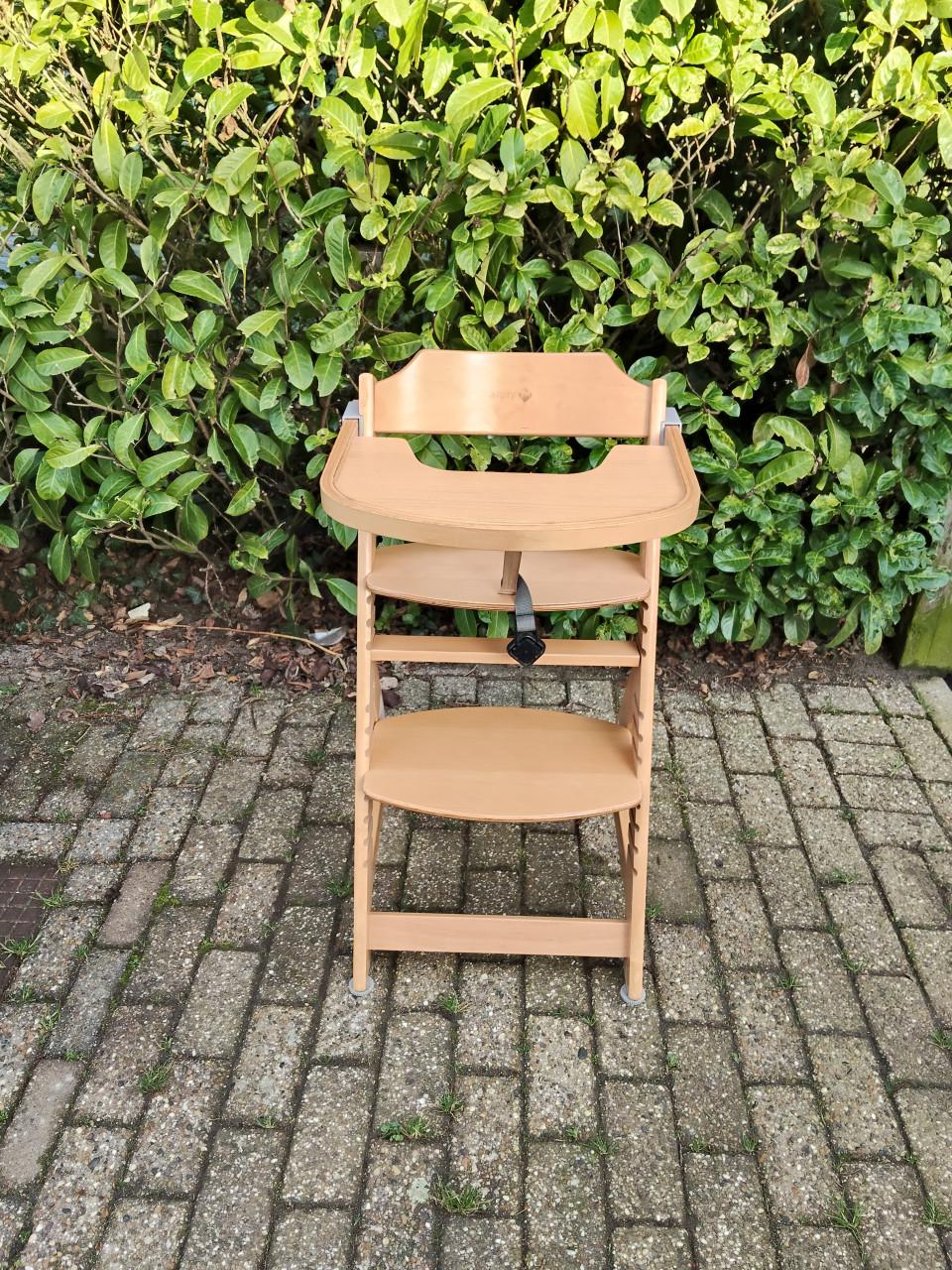 Verstelbare houten kinderstoel met gordels