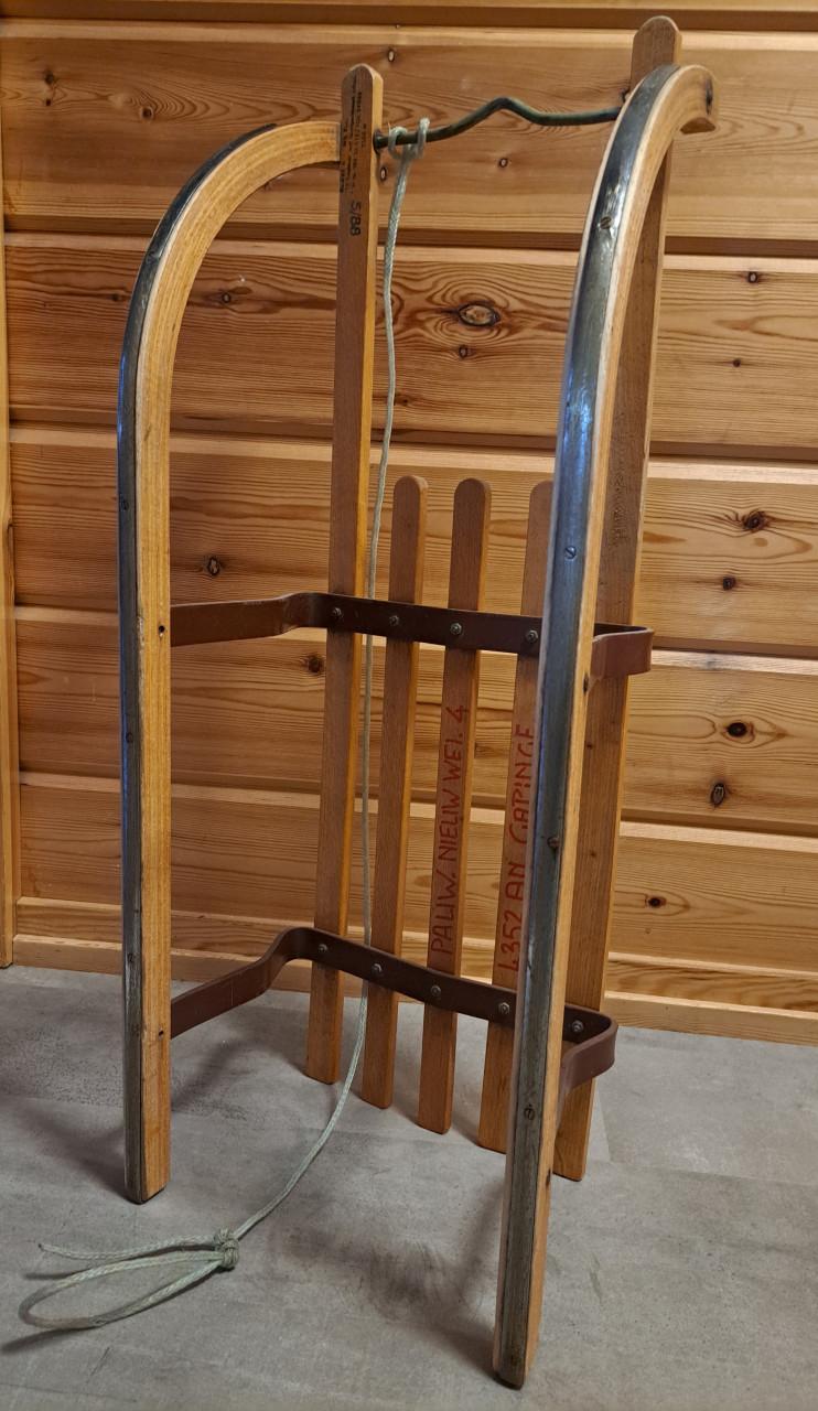 Oerdegelijke houten slede merk Davos